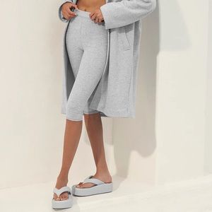 COPY - ALO-Alosoft High-Waist Iconic 90's Capri